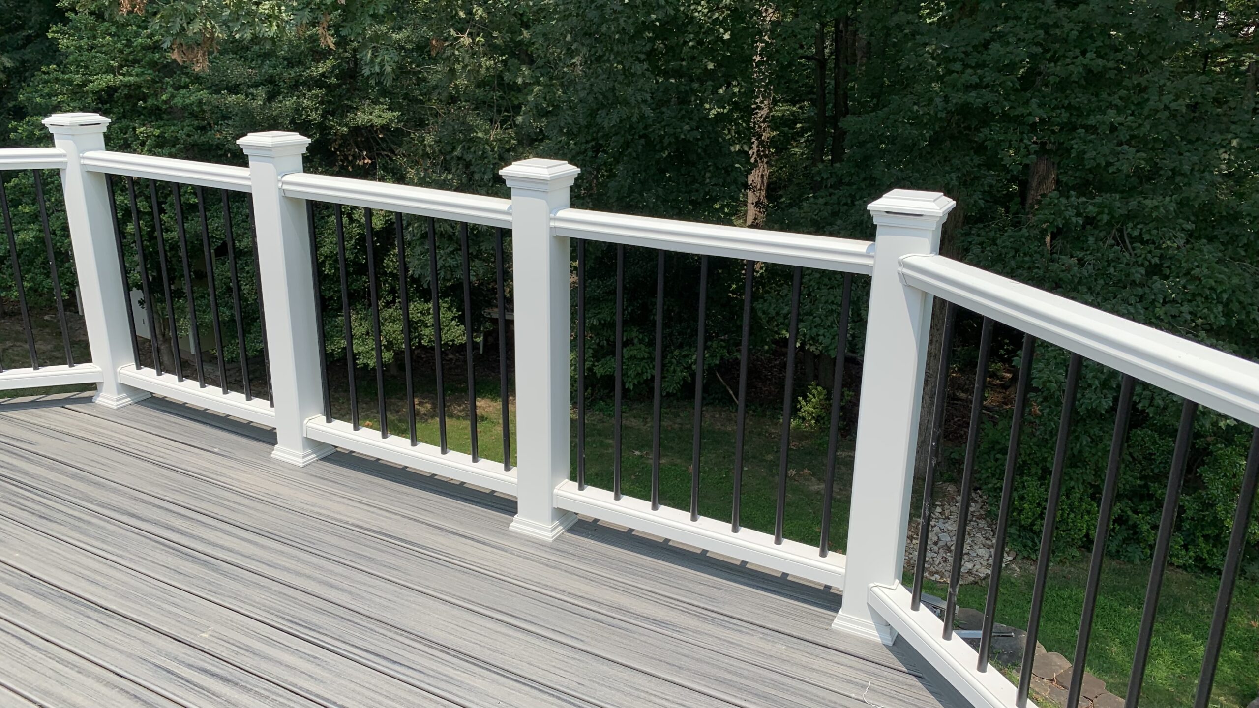 open-style Trex Transcend railings with black aluminum balusters